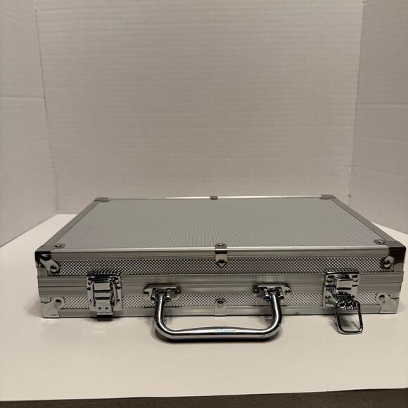 NIB complete poker chips and gaming gambling set - Picture 5 of 8